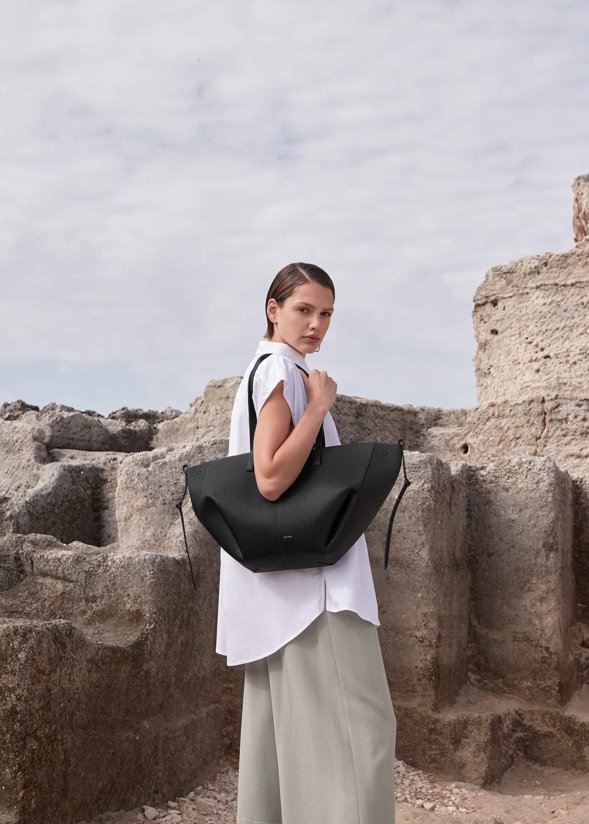 Cyme | WOMEN'S TEXTURED SCULPTURED MIDI CASUAL TOTE BAG
