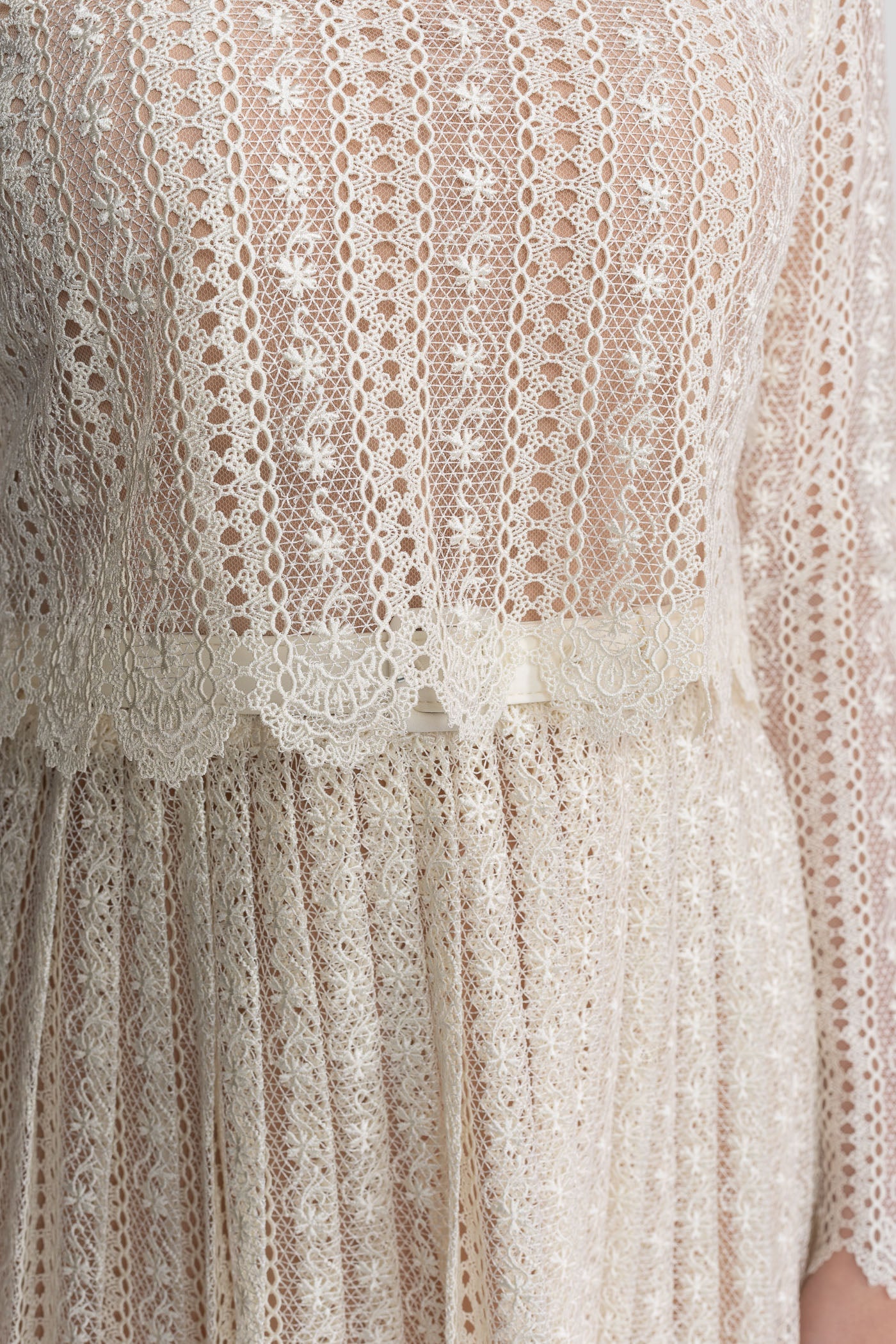 Lace Mini Dress With High Neckline And Pleated Skirt - Ivoire - ICYBOO